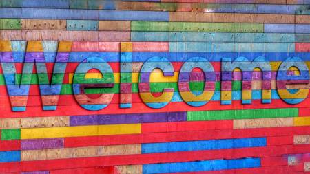 Quelle: unsplash.com / Belinda Fewing, https://unsplash.com/de/@bel2000a Bunte Wand mit Welcome
