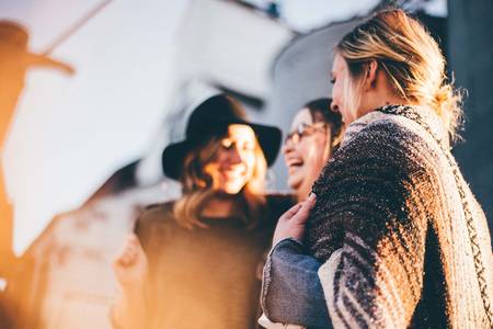 Gruppe mit 3 Frauen lacht